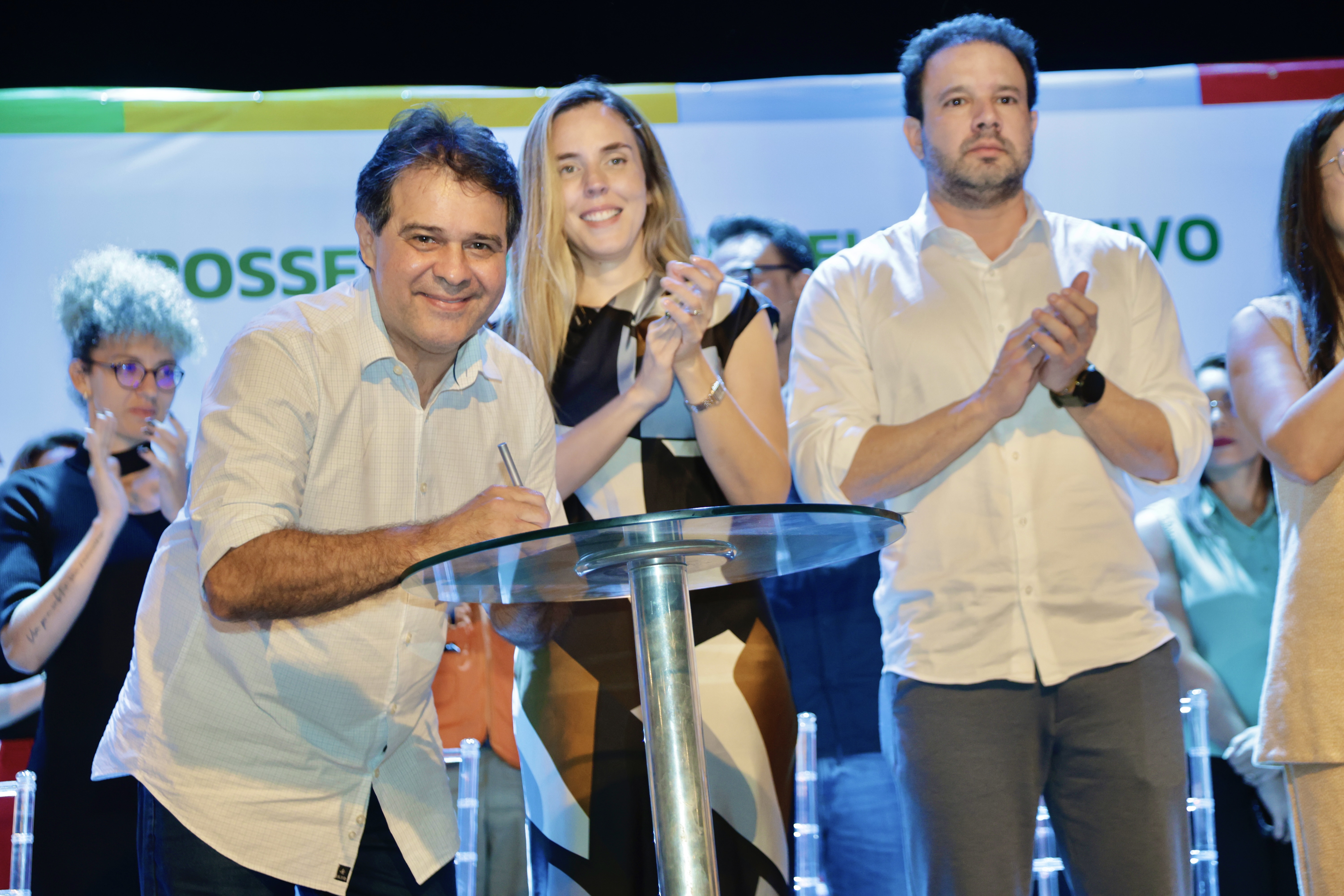 prefeito evandro assinando um documento